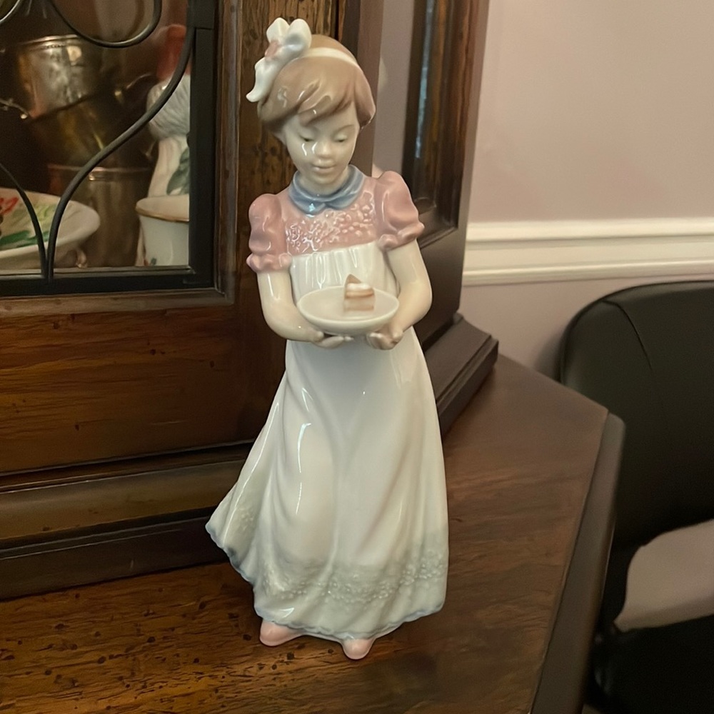 Lladro "Happy Birthday" Figurine Girl with Slice of Cake #5429 Jose Roig 1987